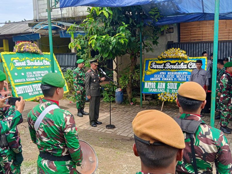 Dandim 0510/Tigaraksa Letkol Inf. Yudho Setyono, S.H. saat memimpin prosesi penyerahan jenazah almarhum Serka Heri Wahyudi di rumah duka, Kabupaten Tangerang.