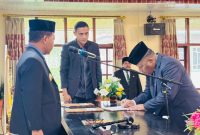 Bupati Ngada, Raymundus Bena Menyaksikan Penandatanganan Berita Acara Pelantikan Sekda Ngada. (Foto: Elfrat Frans Dhena).