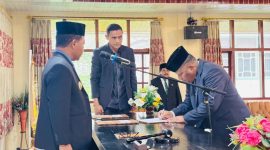 Bupati Ngada, Raymundus Bena Menyaksikan Penandatanganan Berita Acara Pelantikan Sekda Ngada. (Foto: Elfrat Frans Dhena).