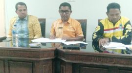 Ketua Fraksi Partai Golkar DPRD Ngada, Atanasius H. Watungadha (tengah) didampingi Sekretaris Fraksi, Aleksander Yohanes Songkares (kanan) dan Anggota Fraksi, Romilus Juji (kiri). (Foto: Frans Elfrat Dhena).