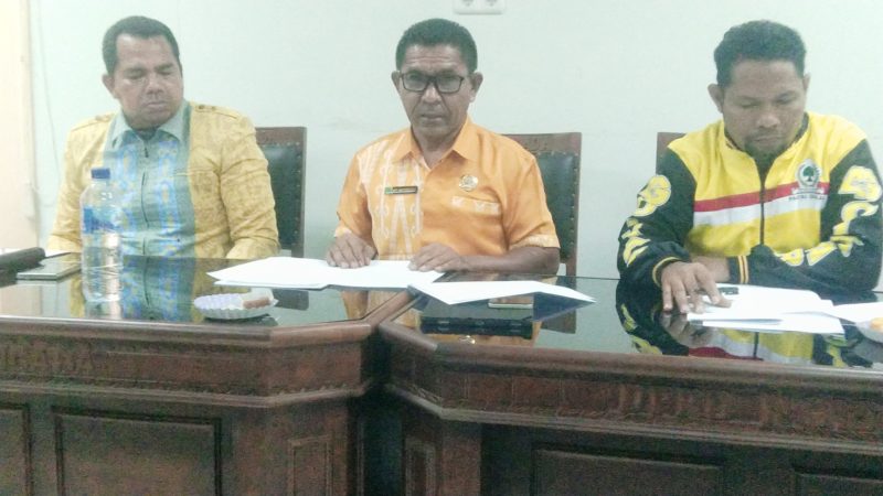 Ketua Fraksi Partai Golkar DPRD Ngada, Atanasius H. Watungadha (tengah) didampingi Sekretaris Fraksi, Aleksander Yohanes Songkares (kanan) dan Anggota Fraksi, Romilus Juji (kiri). (Foto: Frans Elfrat Dhena).