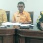 Ketua Fraksi Partai Golkar DPRD Ngada, Atanasius H. Watungadha (tengah) didampingi Sekretaris Fraksi, Aleksander Yohanes Songkares (kanan) dan Anggota Fraksi, Romilus Juji (kiri). (Foto: Frans Elfrat Dhena).