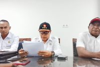 Ketua Fraksi Gerindra DPRD Ngada, Wilhelmus Petrus Bate (tengah) didampingi Sekretaris dan Anggota Fraksi, Karolus Maku (kanan) dan Rudolf Agros Wogo (kiri).
(Foto: Elfrat Frans Dhena)