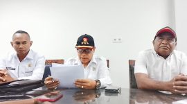 Ketua Fraksi Gerindra DPRD Ngada, Wilhelmus Petrus Bate (tengah) didampingi Sekretaris dan Anggota Fraksi, Karolus Maku (kanan) dan Rudolf Agros Wogo (kiri).
(Foto: Elfrat Frans Dhena)