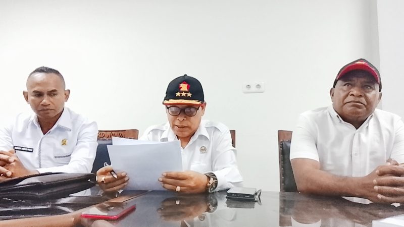 Ketua Fraksi Gerindra DPRD Ngada, Wilhelmus Petrus Bate (tengah) didampingi Sekretaris dan Anggota Fraksi, Karolus Maku (kanan) dan Rudolf Agros Wogo (kiri).
(Foto: Elfrat Frans Dhena)