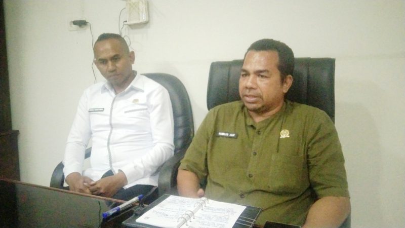 Ketua DPRD Kabupaten Ngada, Romilus Juji (kanan) didampingi Wakil Ketua DPRD, Rudolf Agros Wogo. (Foto: Elfrat Frans Dhena)