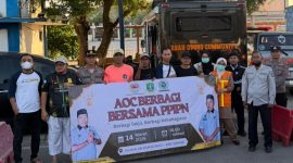 Relawan AOC Berbagi bersama PPIPN berfoto bersama usai kegiatan pembagian takjil kepada masyarakat di Alun-alun Kramatwatu, Kabupaten Serang, Sabtu (14/3/2026), sebagai bentuk kepedulian sosial di bulan suci Ramadhan.