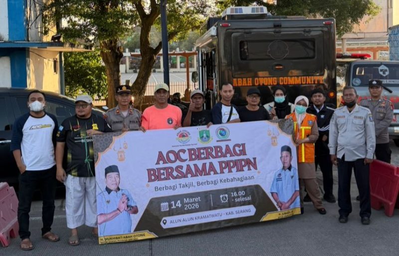 Relawan AOC Berbagi bersama PPIPN berfoto bersama usai kegiatan pembagian takjil kepada masyarakat di Alun-alun Kramatwatu, Kabupaten Serang, Sabtu (14/3/2026), sebagai bentuk kepedulian sosial di bulan suci Ramadhan.