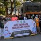 Relawan AOC Berbagi bersama PPIPN berfoto bersama usai kegiatan pembagian takjil kepada masyarakat di Alun-alun Kramatwatu, Kabupaten Serang, Sabtu (14/3/2026), sebagai bentuk kepedulian sosial di bulan suci Ramadhan.