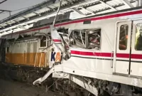 Kondisi rangkaian KA Argo Bromo Anggrek dan KRL Commuter Line mengalami kerusakan parah akibat tabrakan di Stasiun Bekasi Timur yang menewaskan sejumlah korban.