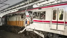 Kondisi rangkaian KA Argo Bromo Anggrek dan KRL Commuter Line mengalami kerusakan parah akibat tabrakan di Stasiun Bekasi Timur yang menewaskan sejumlah korban.