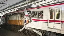 Kondisi rangkaian KA Argo Bromo Anggrek dan KRL Commuter Line mengalami kerusakan parah akibat tabrakan di Stasiun Bekasi Timur yang menewaskan sejumlah korban.