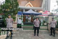 Personel Polsek Rangkasbitung bersiaga di pintu masuk gereja untuk menjamin keamanan dan ketertiban selama pelaksanaan ibadah Kenaikan Isa Al Masih, Kamis (2/4/2026).