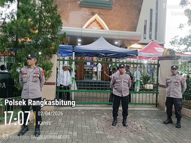 Personel Polsek Rangkasbitung bersiaga di pintu masuk gereja untuk menjamin keamanan dan ketertiban selama pelaksanaan ibadah Kenaikan Isa Al Masih, Kamis (2/4/2026).
