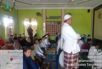 Jamaah mengikuti pelaksanaan salat Jum'at dengan khidmat di Masjid Al-Wustho, Desa Mekarsari, Kecamatan Rajeg.