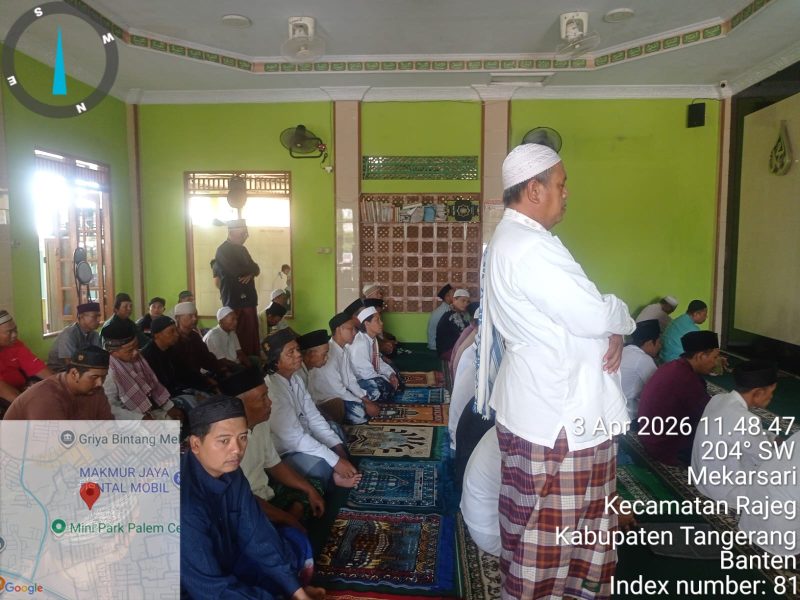 Jamaah mengikuti pelaksanaan salat Jum'at dengan khidmat di Masjid Al-Wustho, Desa Mekarsari, Kecamatan Rajeg.