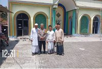Bhabinkamtibmas Polsek Ciwandan bersama tokoh masyarakat usai pelaksanaan sholat berjamaah di Masjid, Jumat (03/04/2026). Tampak dalam foto Bhabinkamtibmas Polsek Ciwandan berfoto bersama para jamaah di wilayah Kecamatan Citangkil, Kota Cilegon.