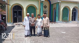 Bhabinkamtibmas Polsek Ciwandan bersama tokoh masyarakat usai pelaksanaan sholat berjamaah di Masjid, Jumat (03/04/2026). Tampak dalam foto Bhabinkamtibmas Polsek Ciwandan berfoto bersama para jamaah di wilayah Kecamatan Citangkil, Kota Cilegon.