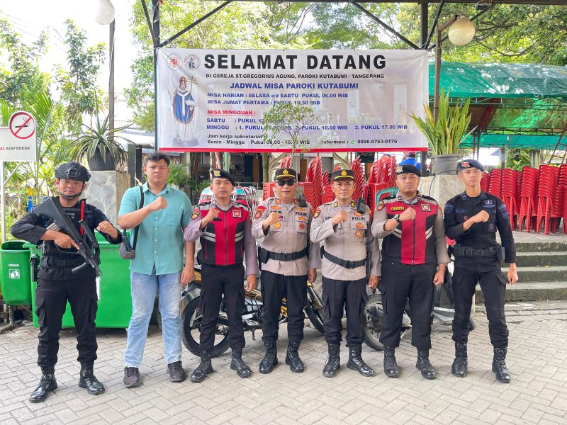 Kapolsek Pasar Kemis AKP Humaedi bersama Wakapolsek AKP Sutikno dan personel Polsek Pasar Kemis serta tim Gegana Satbrimob Polda Banten berfoto bersama usai pelaksanaan pengamanan misa paskah di Gereja Santo Gregorius Agung Kutabumi, Kabupaten Tangerang, Minggu (5/4/2026).