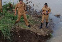 Longsor di Kelebet putuskan akses jalan, camat turun tangan, warga gotong royong tangani dampak banjir dan kerusakan(FJK/Metrosiar)

