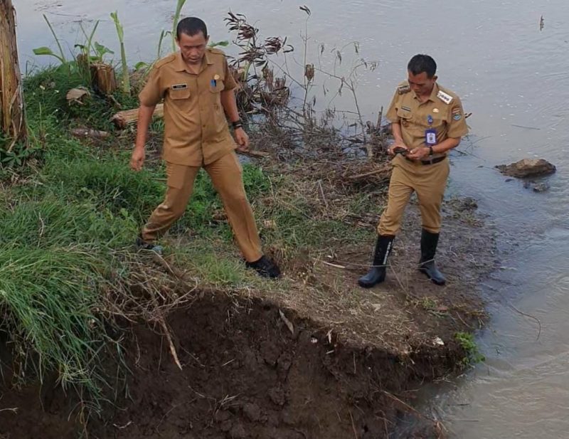 Longsor di Kelebet putuskan akses jalan, camat turun tangan, warga gotong royong tangani dampak banjir dan kerusakan(FJK/Metrosiar)

