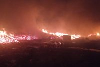 Kobaran api melahap tumpukan limbah di lokasi kejadian di Cikande, Kabupaten Serang, Rabu (8/4/2026).