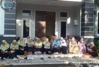 Jemaah ibu-ibu mengikuti pembacaan dzikir dan doa di kediaman H. Enju, Rajeg, dengan khidmat sejak pagi hari.