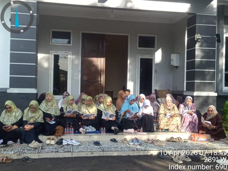 Jemaah ibu-ibu mengikuti pembacaan dzikir dan doa di kediaman H. Enju, Rajeg, dengan khidmat sejak pagi hari.