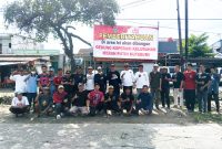 Lurah Kutabumi, Ade Sunaryo, bersama aparat dan warga berfoto bersama usai kegiatan penertiban dan kerja bakti di kawasan fasos fasum RW 07.