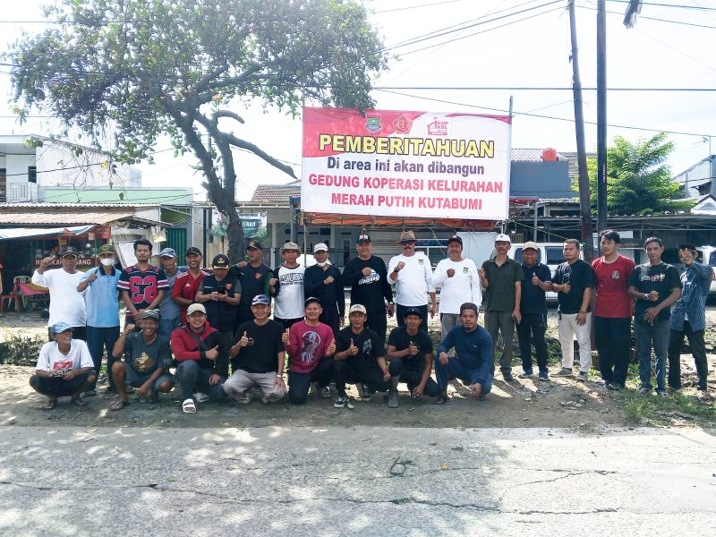 Lurah Kutabumi, Ade Sunaryo, bersama aparat dan warga berfoto bersama usai kegiatan penertiban dan kerja bakti di kawasan fasos fasum RW 07.