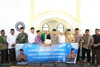 Kapolda Banten Irjen Pol Hengki berfoto bersama tokoh agama, tokoh masyarakat, serta jajaran Polda Banten usai kegiatan jumling di Masjid Miftahul Huda, Kabupaten Serang.
