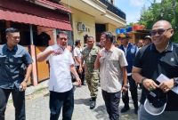 Bupati Tangerang, H. Moch Maesyal Rasyid, bersama Camat Pasar Kemis H. Nurhanudin dan Danramil Pasar Kemis Mayor Sidik Abriyanta saat melakukan pengecekan lapangan di wilayah Kutabaru.