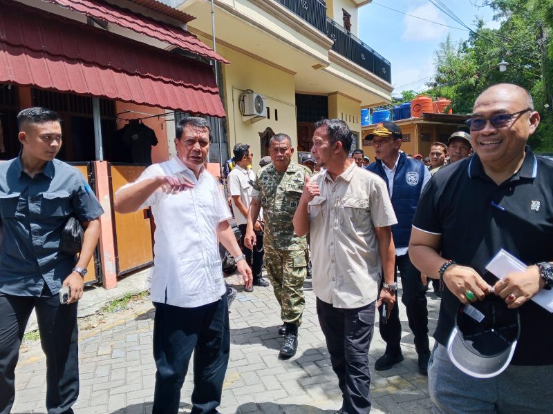 Bupati Tangerang, H. Moch Maesyal Rasyid, bersama Camat Pasar Kemis H. Nurhanudin dan Danramil Pasar Kemis Mayor Sidik Abriyanta saat melakukan pengecekan lapangan di wilayah Kutabaru.