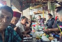 Suasana kebersamaan anggota Forjumis saat kopdar pasca Idulfitri 1447 H di Pasar Kemis. Tampak Hamonangan Simanjuntak, Ujang Zaenudin, Alex Salembun, dan H. Upi Supriyanto berdiskusi santai mempererat sinergi organisasi.