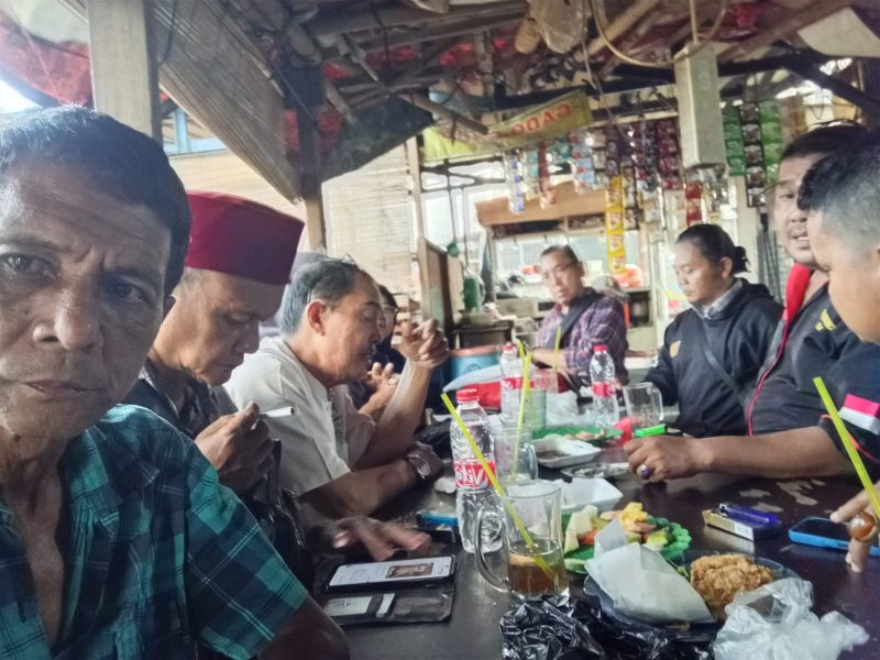 Suasana kebersamaan anggota Forjumis saat kopdar pasca Idulfitri 1447 H di Pasar Kemis. Tampak Hamonangan Simanjuntak, Ujang Zaenudin, Alex Salembun, dan H. Upi Supriyanto berdiskusi santai mempererat sinergi organisasi.
