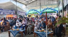 Anggota DPR RI, Okta Kumala Dewi, bersama tamu undangan mengikuti rangkaian acara peresmian dengan khidmat di Perumahan Taman Buah 2, Kutabumi.