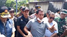 Bupati Tangerang H. Moch Maesyal Rasyid memberikan instruksi kepada petugas saat pelaksanaan penertiban bangunan liar di wilayah Kutabaru.