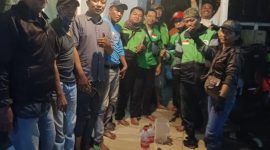 Ketua Umum COMOD, Bang Alex, bersama jajaran anggota COMOD Tangerang Raya saat momen kebersamaan dalam kegiatan halal bihalal di Lengkong Karya.