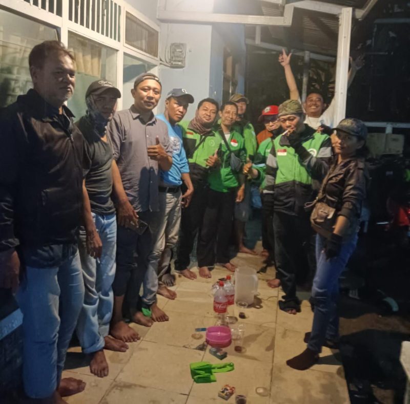 Ketua Umum COMOD, Bang Alex, bersama jajaran anggota COMOD Tangerang Raya saat momen kebersamaan dalam kegiatan halal bihalal di Lengkong Karya.