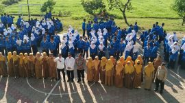AKBP Andre Anas bersama Kompol Heri Purnomo, Iptu Tudi Hartono, Bripka Yudi Zulfikar, Aipda Carnawi, serta jajaran guru dan siswa SMPN 12 Cilegon saat kegiatan pembinaan di lapangan sekolah.