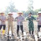 Wakapolda Banten Brigjen Pol Hendra Wirawan bersama unsur TNI, Pejabat Utama Polda Banten, dan perwakilan pemerintah daerah saat mengikuti kegiatan penanaman jagung di Kecamatan Cikeusal.