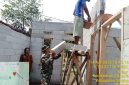 Sertu Warno bersama pekerja bangunan saat proses pemasangan bata ringan (hebel) dalam program perbaikan rumah tidak layak huni milik Ibu Asih di Desa Patrasana, Kecamatan Kresek, Kabupaten Tangerang.