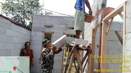 Sertu Warno bersama pekerja bangunan saat proses pemasangan bata ringan (hebel) dalam program perbaikan rumah tidak layak huni milik Ibu Asih di Desa Patrasana, Kecamatan Kresek, Kabupaten Tangerang.