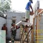 Sertu Warno bersama pekerja bangunan saat proses pemasangan bata ringan (hebel) dalam program perbaikan rumah tidak layak huni milik Ibu Asih di Desa Patrasana, Kecamatan Kresek, Kabupaten Tangerang.