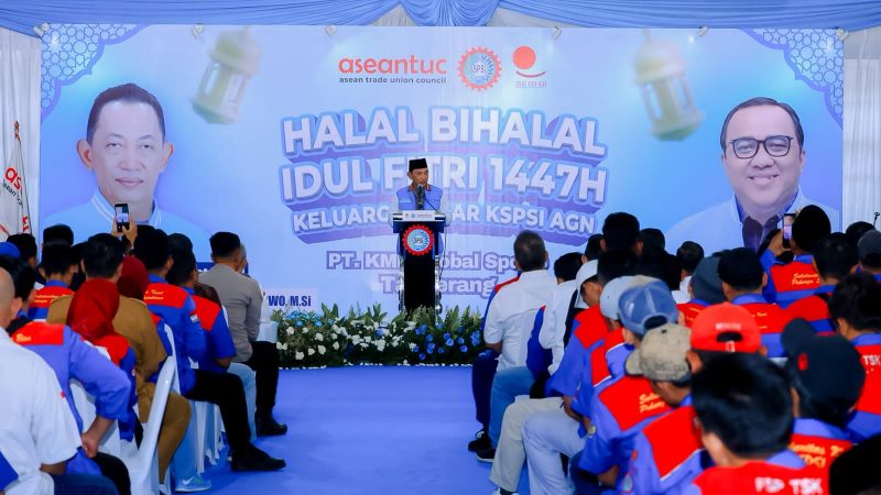 Kapolri Jenderal Listyo Sigit Prabowo saat memberikan sambutan pada kegiatan halal bihalal Idulfitri 1447 H KSPSI AGN di kawasan industri Cikupa, Kabupaten Tangerang.