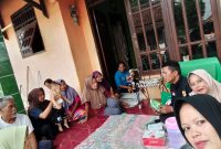 Kegiatan silaturahmi keluarga yang dihadiri oleh Bapak Arnawi bersama anggota keluarga dalam suasana penuh kebersamaan.