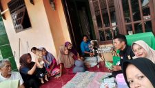 Kegiatan silaturahmi keluarga yang dihadiri oleh Bapak Arnawi bersama anggota keluarga dalam suasana penuh kebersamaan.