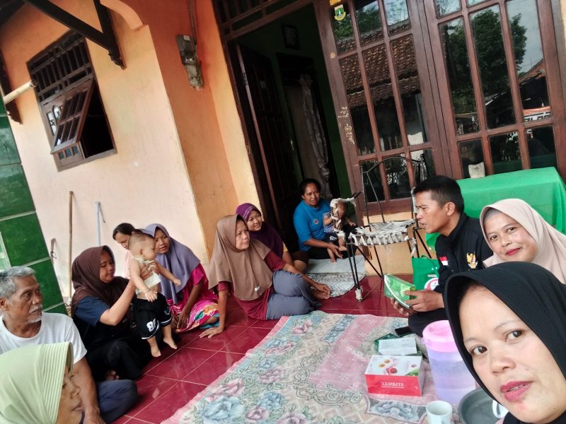 Kegiatan silaturahmi keluarga yang dihadiri oleh Bapak Arnawi bersama anggota keluarga dalam suasana penuh kebersamaan.