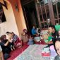 Kegiatan silaturahmi keluarga yang dihadiri oleh Bapak Arnawi bersama anggota keluarga dalam suasana penuh kebersamaan.