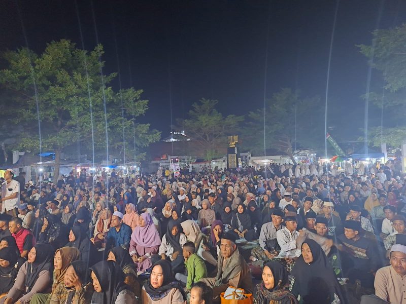 Ratusan jamaah menghadiri dan mengikuti rangkaian kegiatan Haul Syeikh Nawawi Al Bantani ke-133 di kawasan Tanara, Kabupaten Serang.